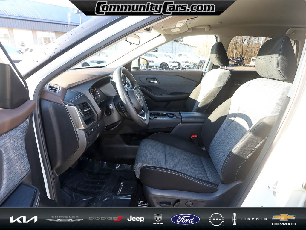 Used 2023 Nissan Rogue SV image 12