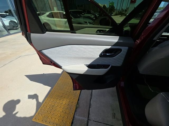 Used 2023 Nissan Rogue SV image 22