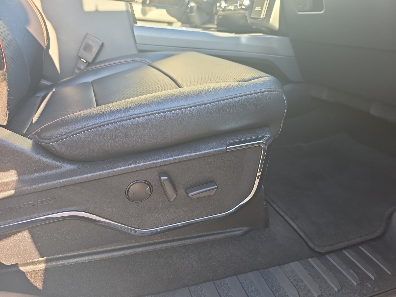 Used 2024 Ford F250 Lariat w/ Lariat Ultimate Package AWD/4WD image 31
