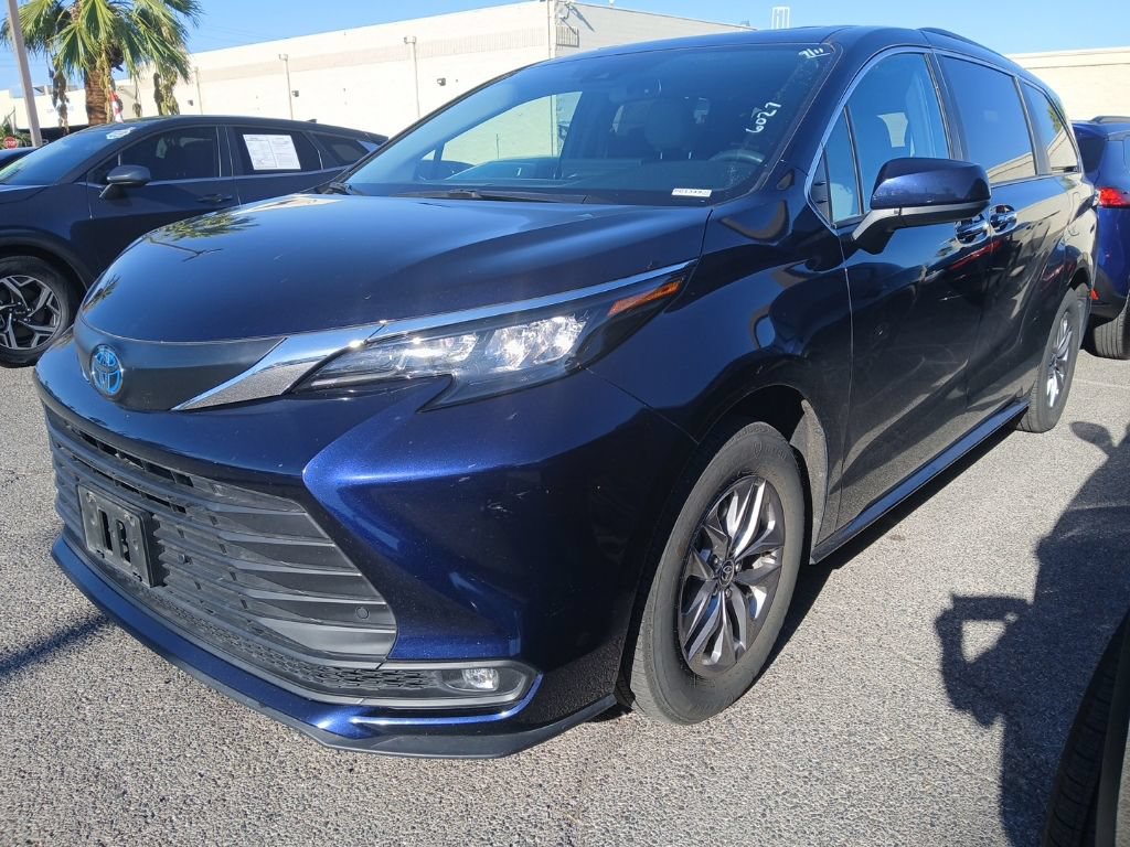 Used 2025 Toyota Sienna XLE FWD image 1