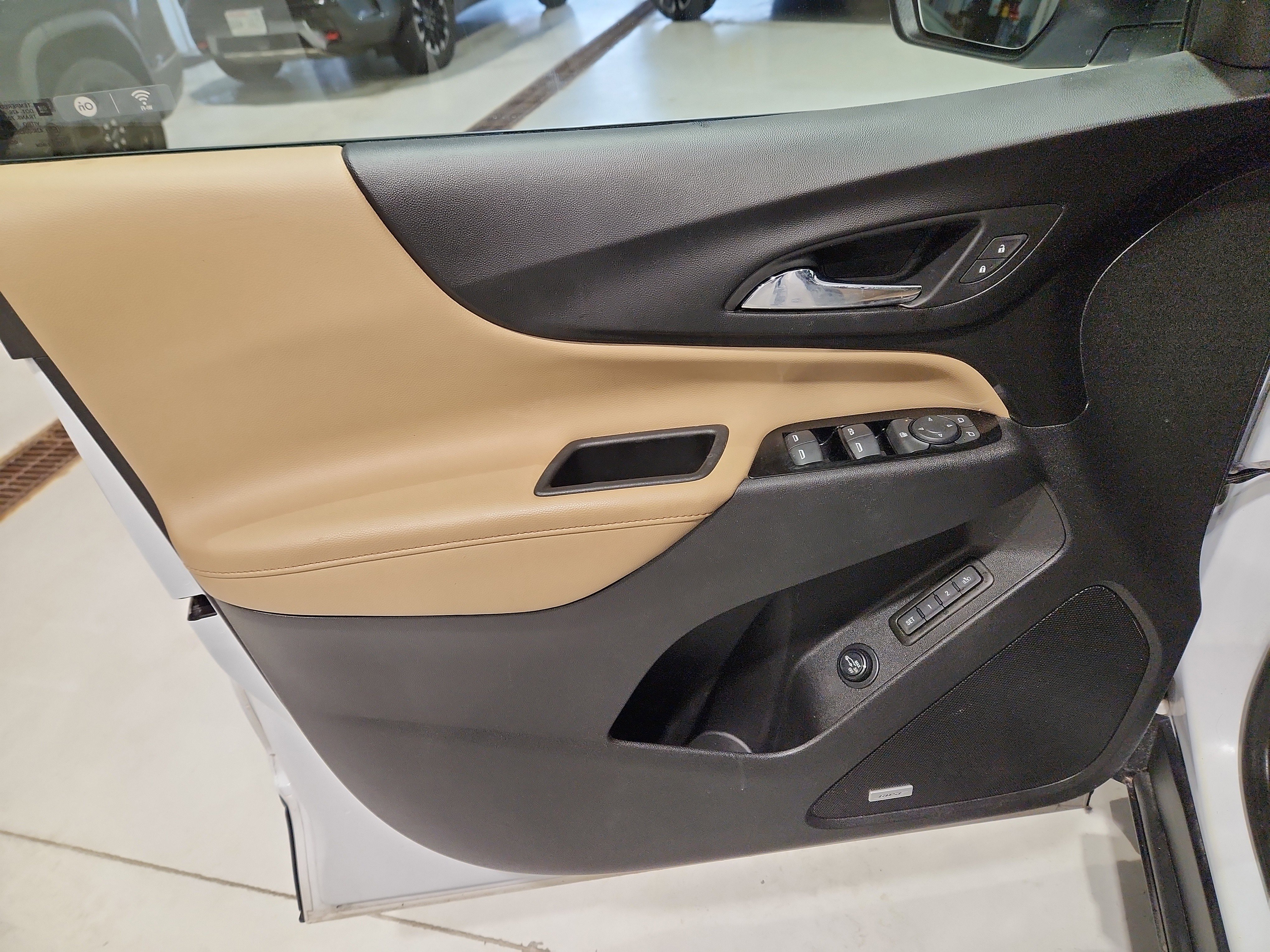 Used 2023 Chevrolet Equinox Premier image 16