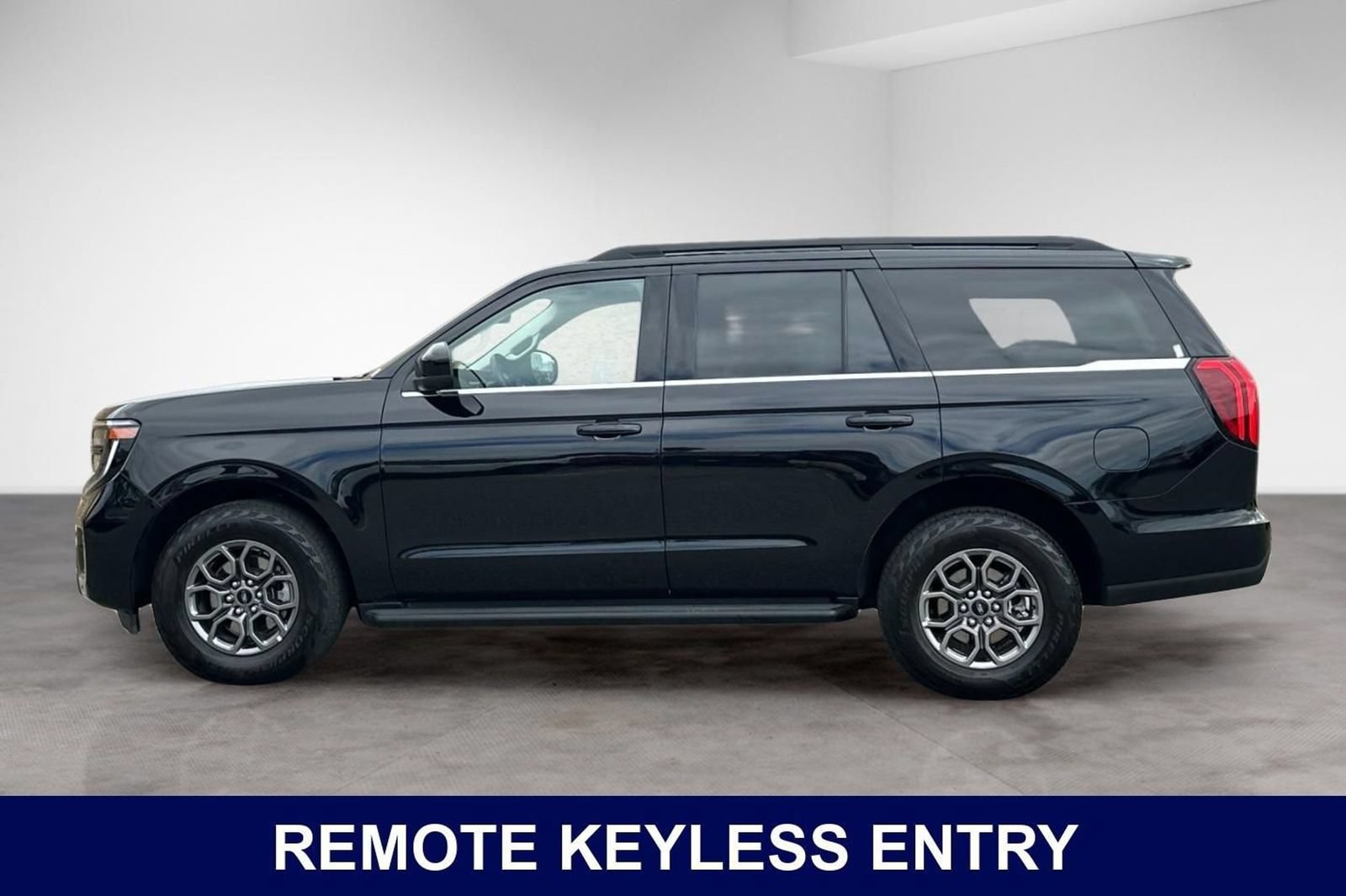 Used 2025 Ford Expedition Active AWD/4WD image 2