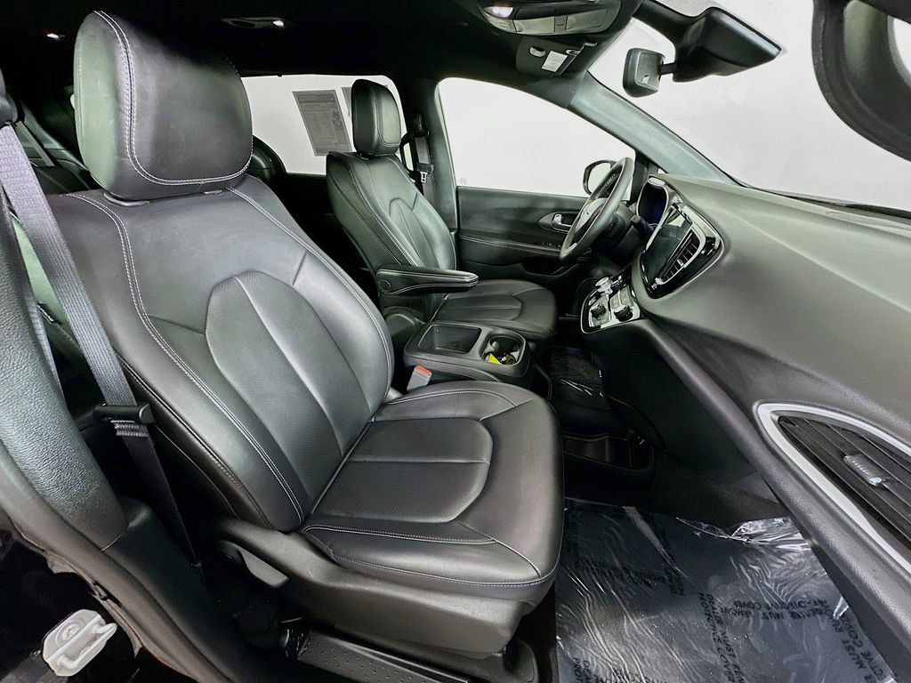 Used 2025 Chrysler Pacifica Select image 36