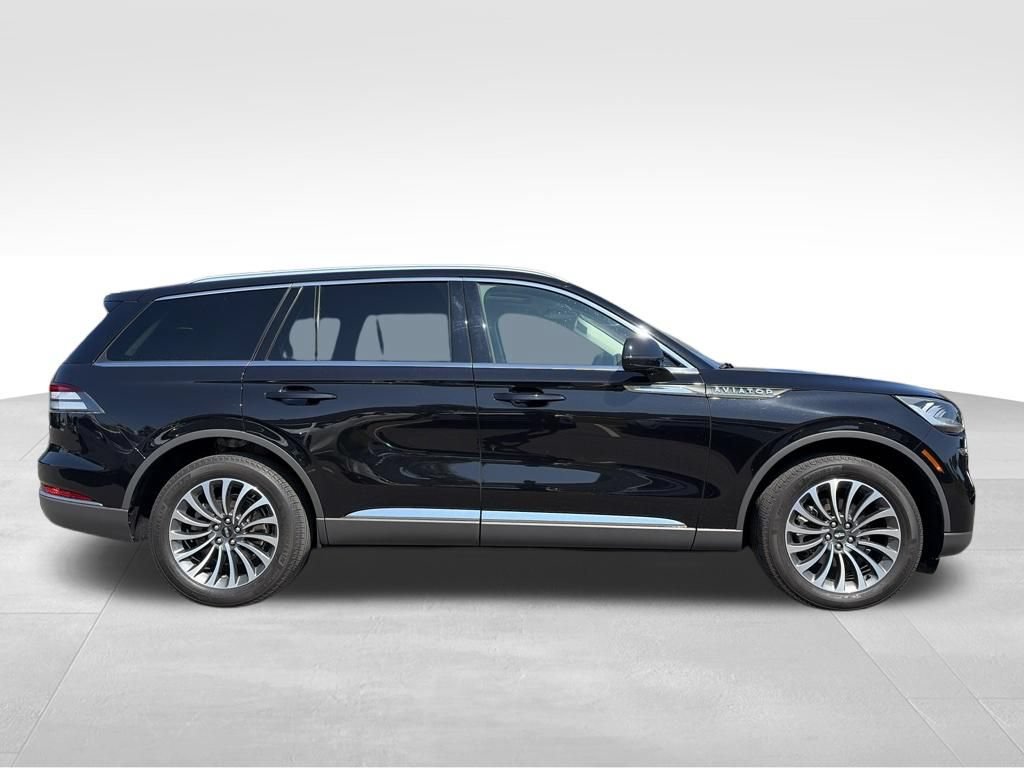 Used 2024 Lincoln Aviator AWD w/ Premium Package image 2