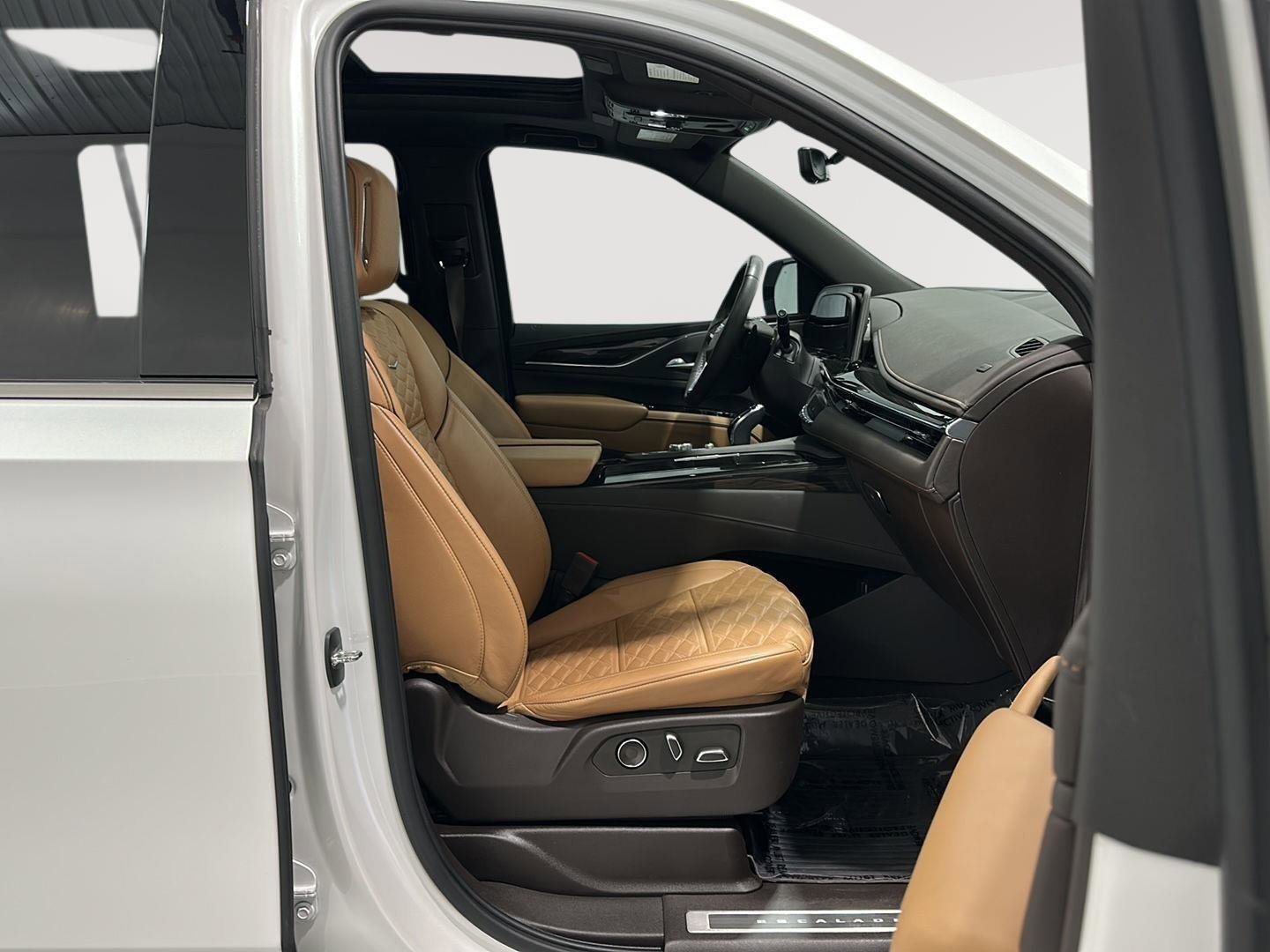 Used 2024 Cadillac Escalade ESV Premium Luxury w/ Performance Package AWD/4WD image 27