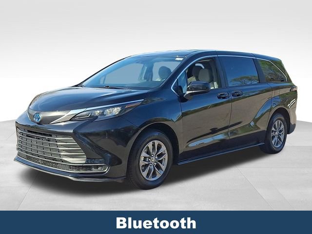 Used 2025 Toyota Sienna LE image 4