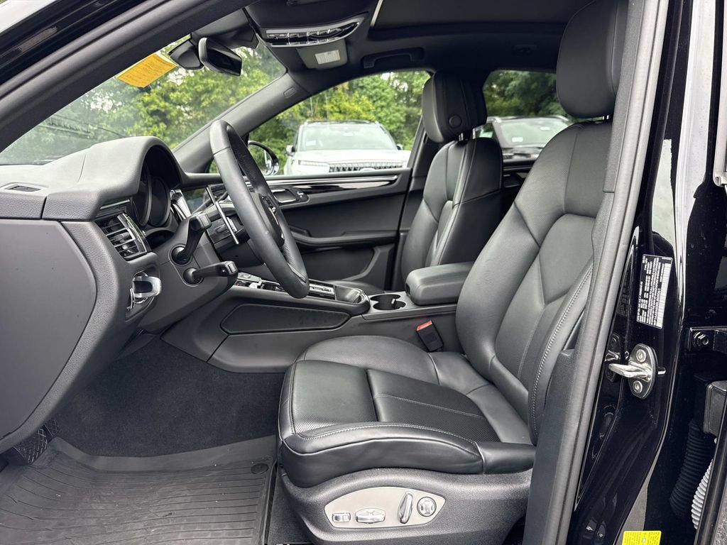 Used 2025 Porsche Macan AWD/4WD image 16