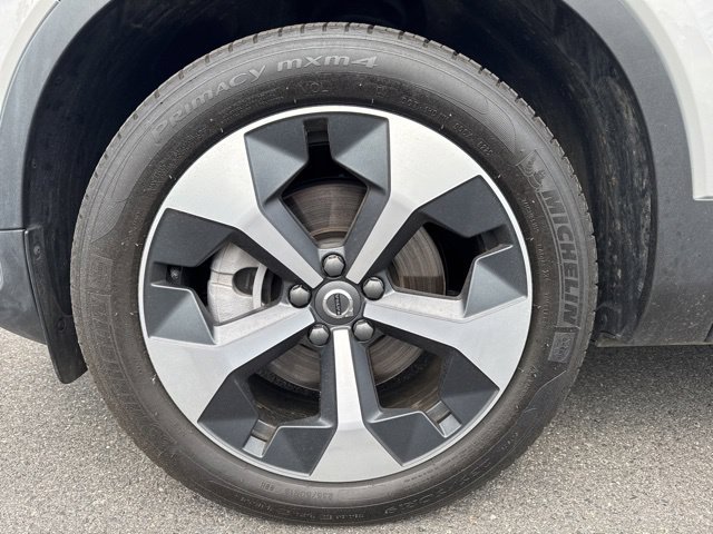 Certified 2025 Volvo XC40 B5 Plus AWD/4WD image 9