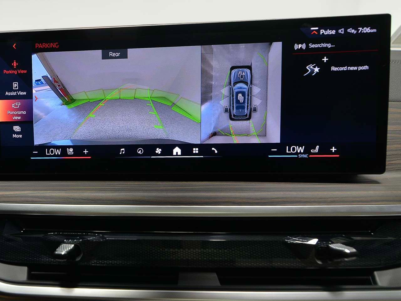 Certified 2024 BMW X7 xDrive40i w/ Premium Package image 17