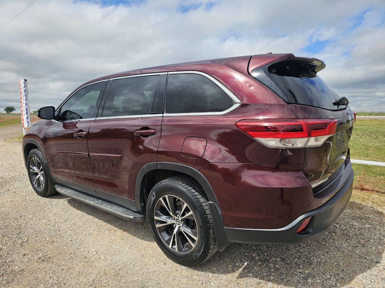 Used 2019 Toyota Highlander Plus FWD image 6