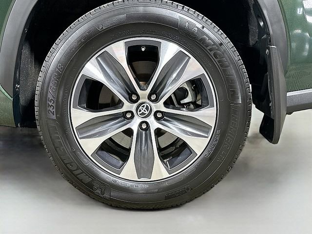 Used 2024 Toyota Highlander XLE AWD/4WD image 32