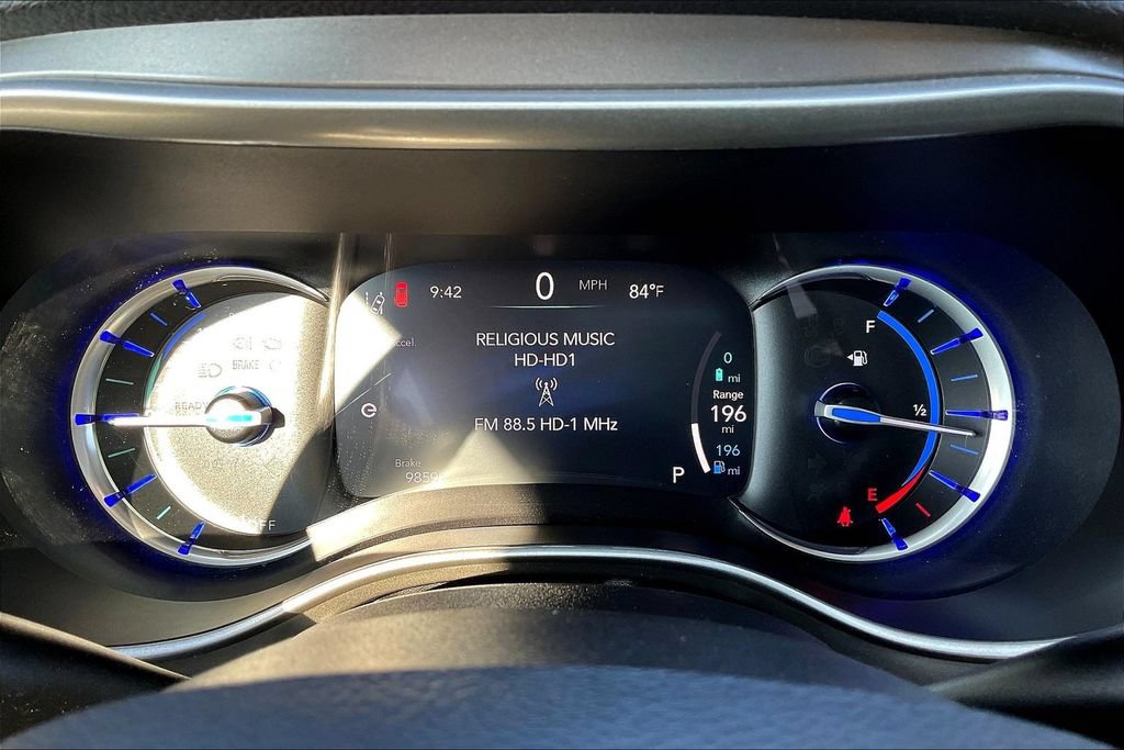 Used 2021 Chrysler Pacifica Touring-L w/ Uconnect Theater Family Group FWD image 13