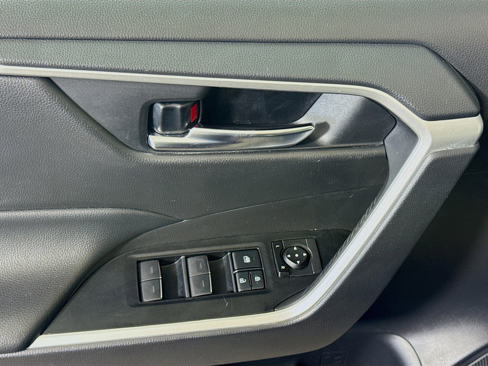 Used 2022 Toyota RAV4 XLE image 24