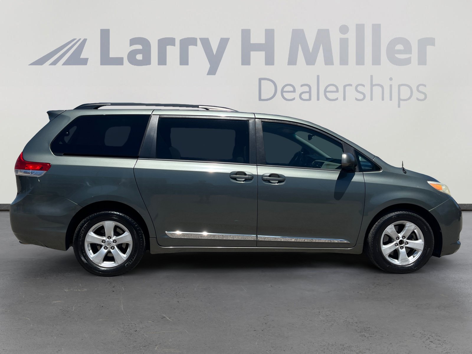 Used 2013 Toyota Sienna LE w/ Towing Pkg FWD image 6