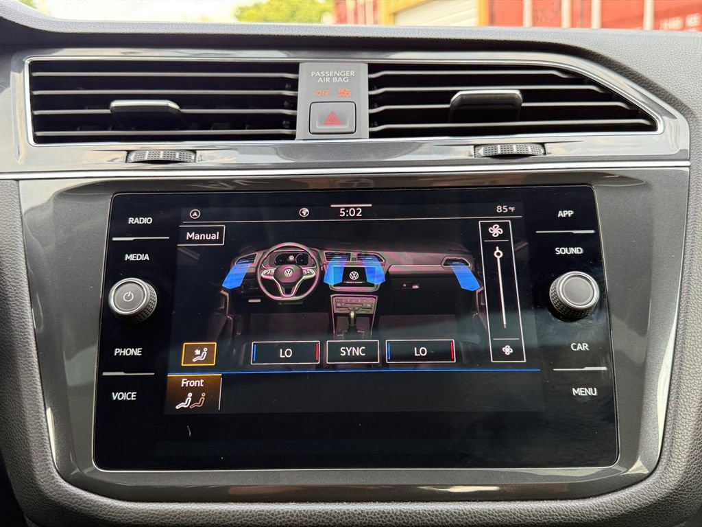 Used 2023 Volkswagen Tiguan SE w/ Panoramic Sunroof Package FWD image 16