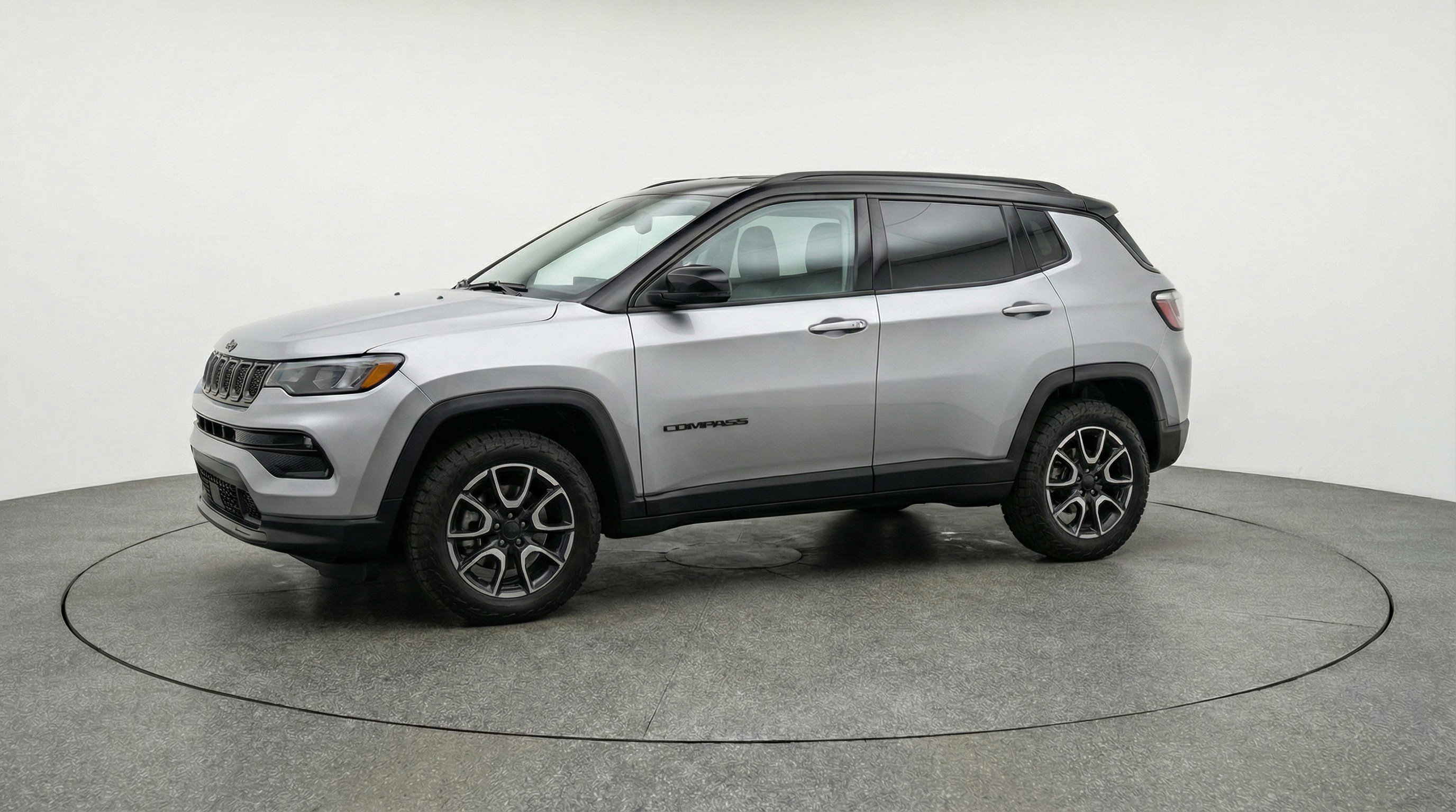 Used 2025 Jeep Compass Trailhawk image 3