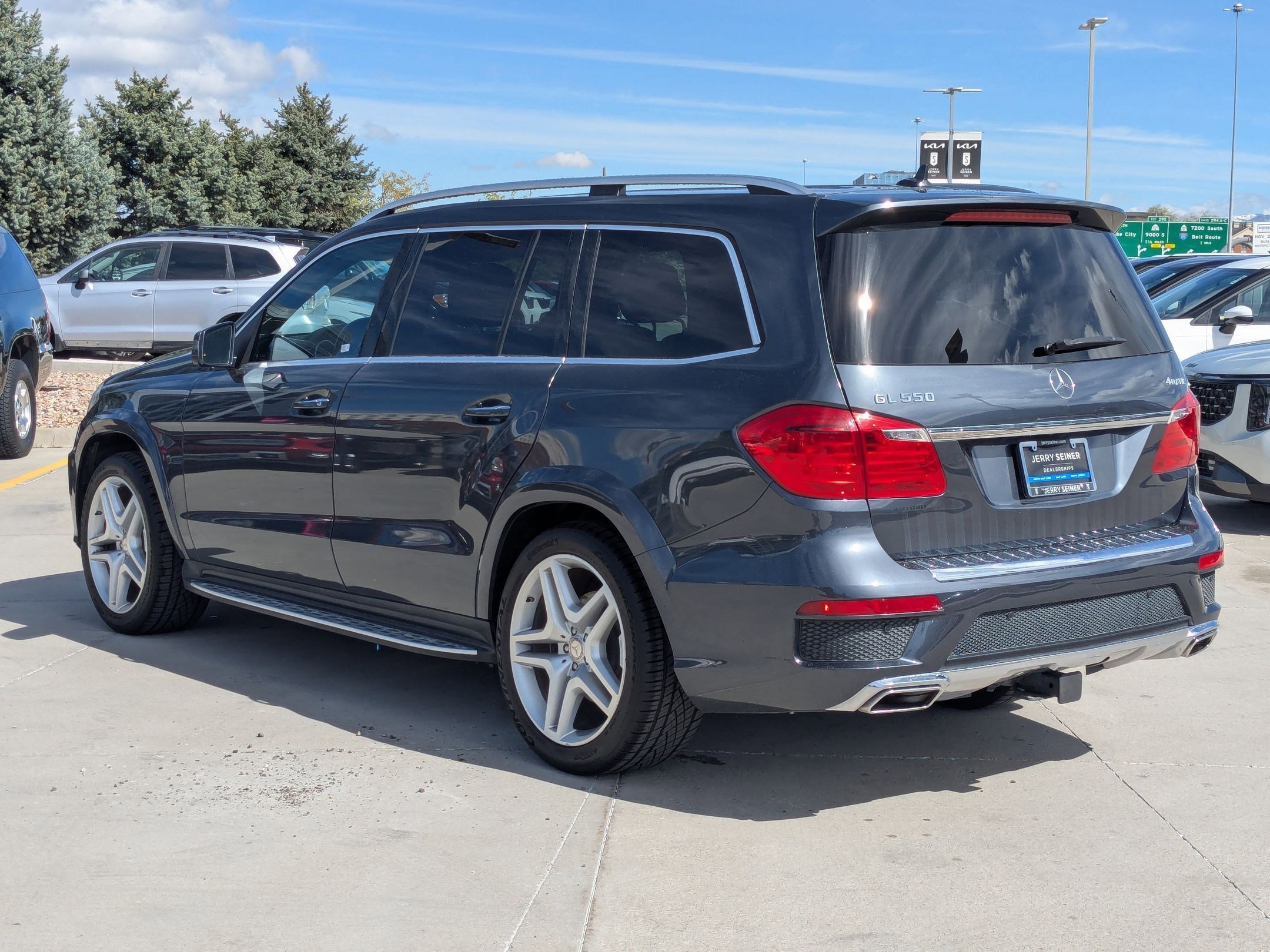 Used 2016 Mercedes-Benz GL 550 4MATIC image 3
