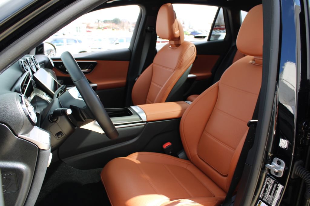 Used 2025 Mercedes-Benz GLC 300 4MATIC image 7