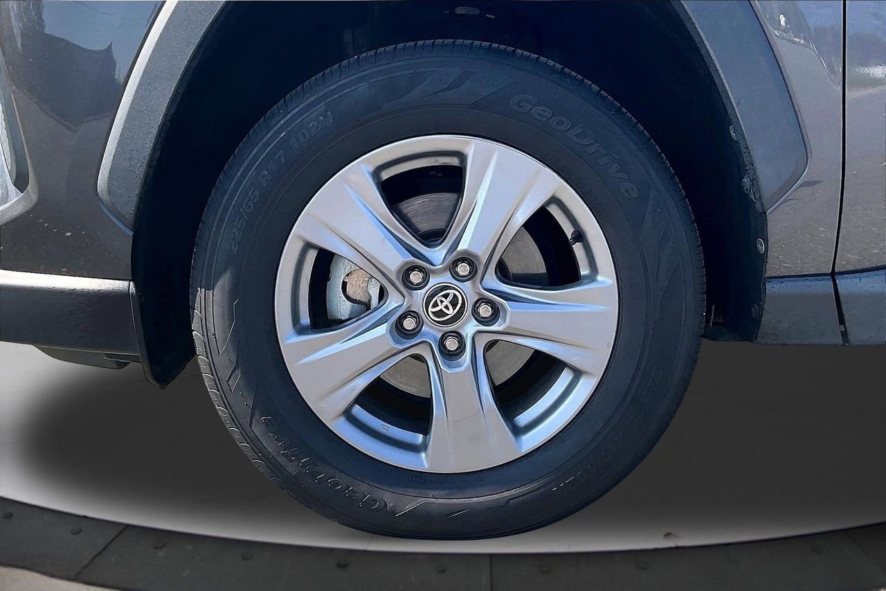 Used 2022 Toyota RAV4 XLE image 33