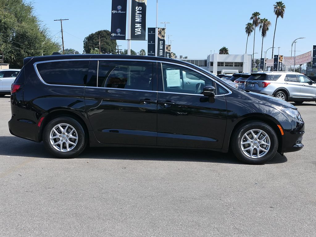 Used 2025 Chrysler Voyager LX FWD image 2