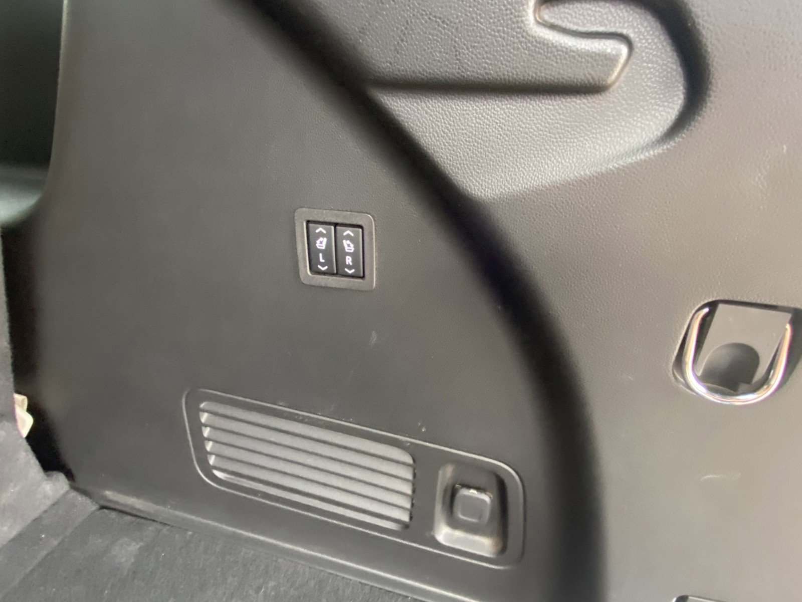 Used 2022 Buick Enclave Avenir w/ Avenir Technology Package AWD/4WD image 19