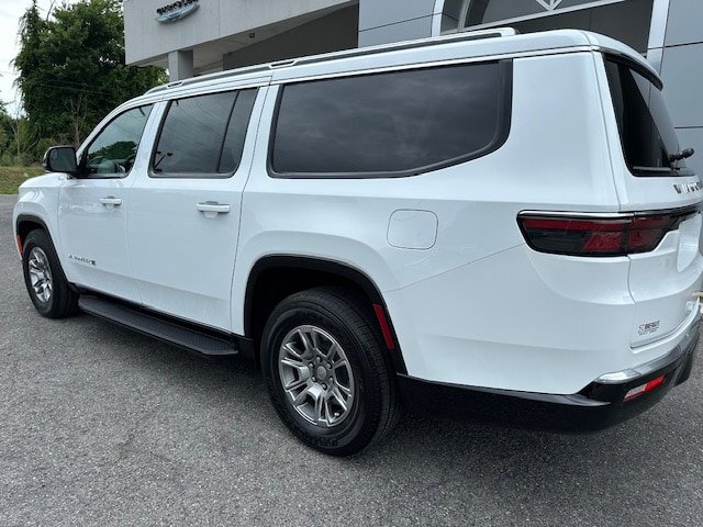 New 2024 Jeep Wagoneer L 4WD w/ Rear Seat Video Group 1 image 9