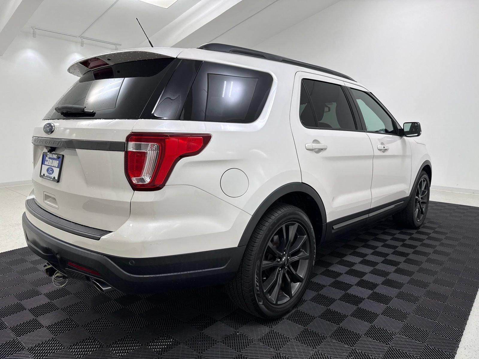 Used 2018 Ford Explorer XLT w/ Equipment Group 202A FWD image 7