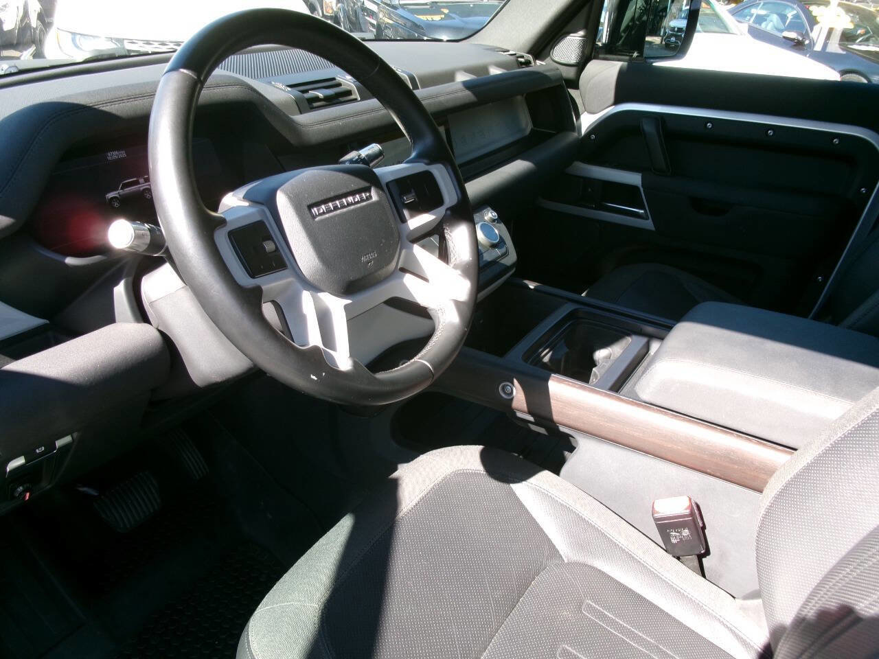 Used 2020 Land Rover Defender 110 SE image 30