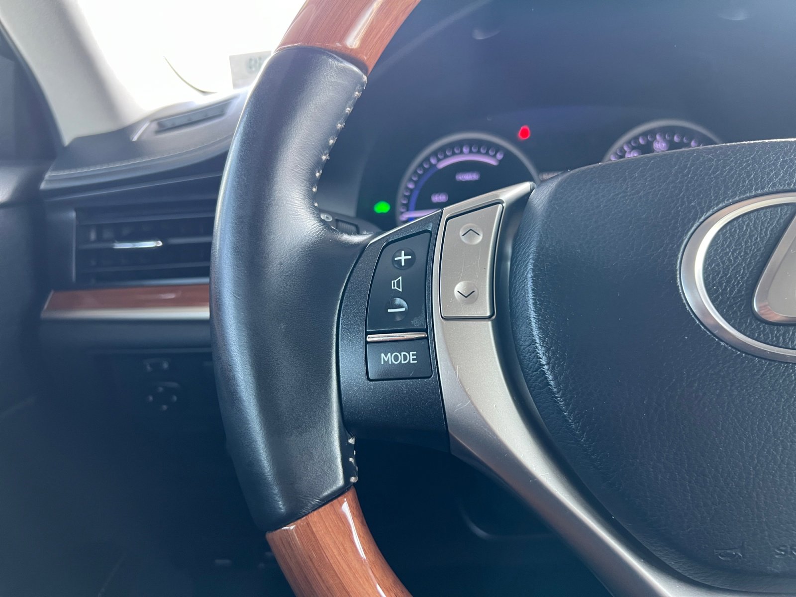 Used 2013 Lexus ES 300h image 19