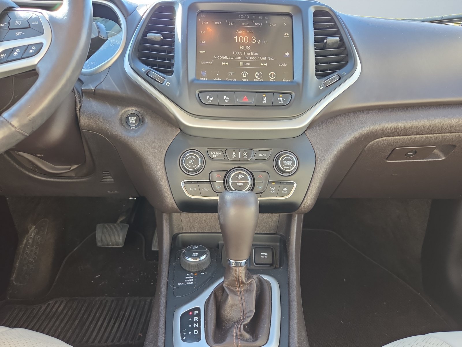 Used 2017 Jeep Cherokee Overland w/ Technology Group AWD/4WD image 12