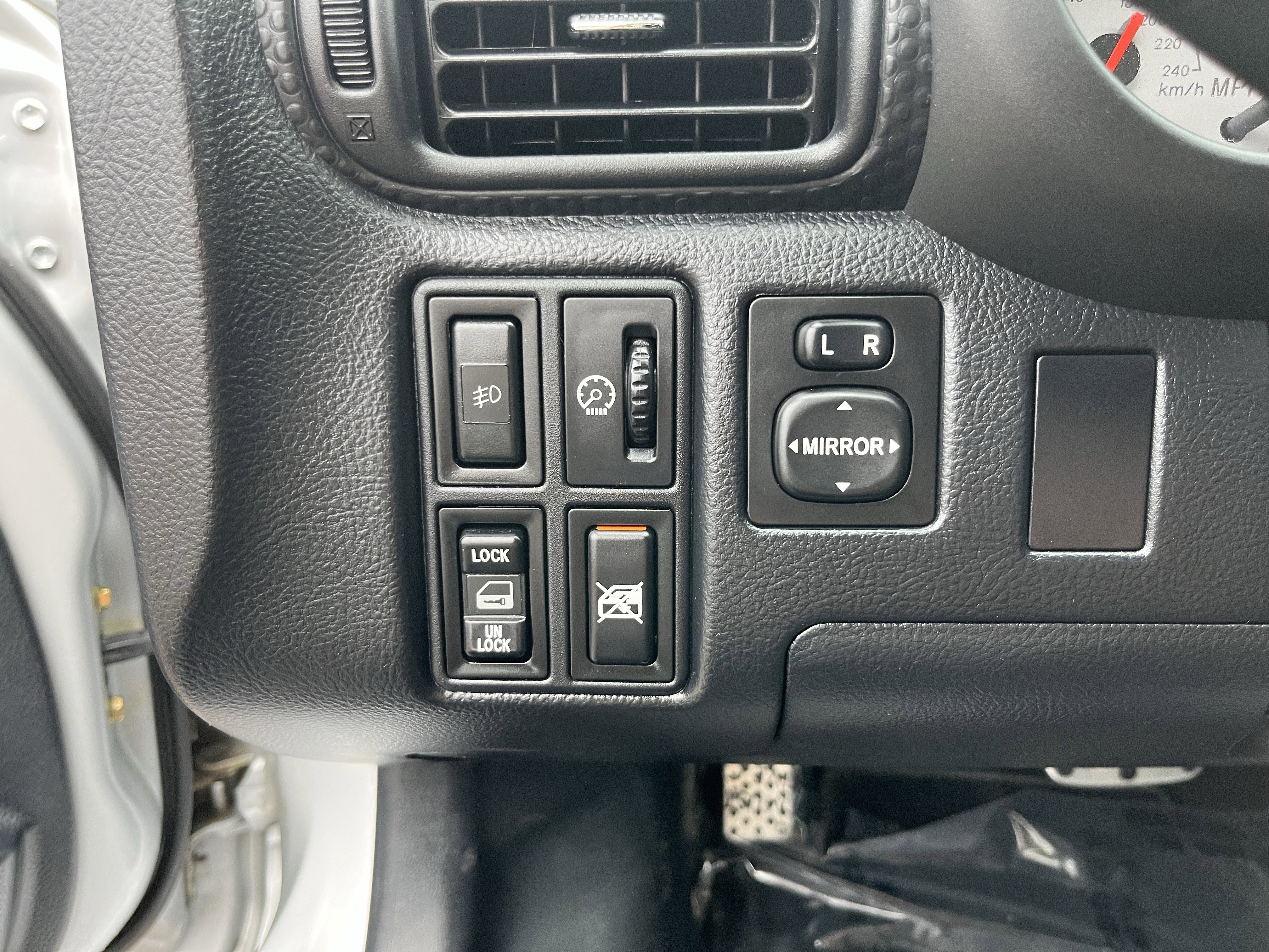 Used 2004 Toyota MR2 image 19