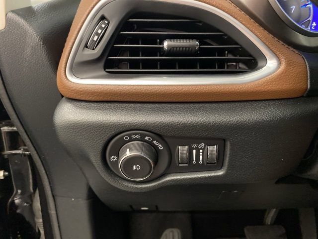 Used 2017 Chrysler Pacifica Limited w/ UConnect Theater Package FWD image 20