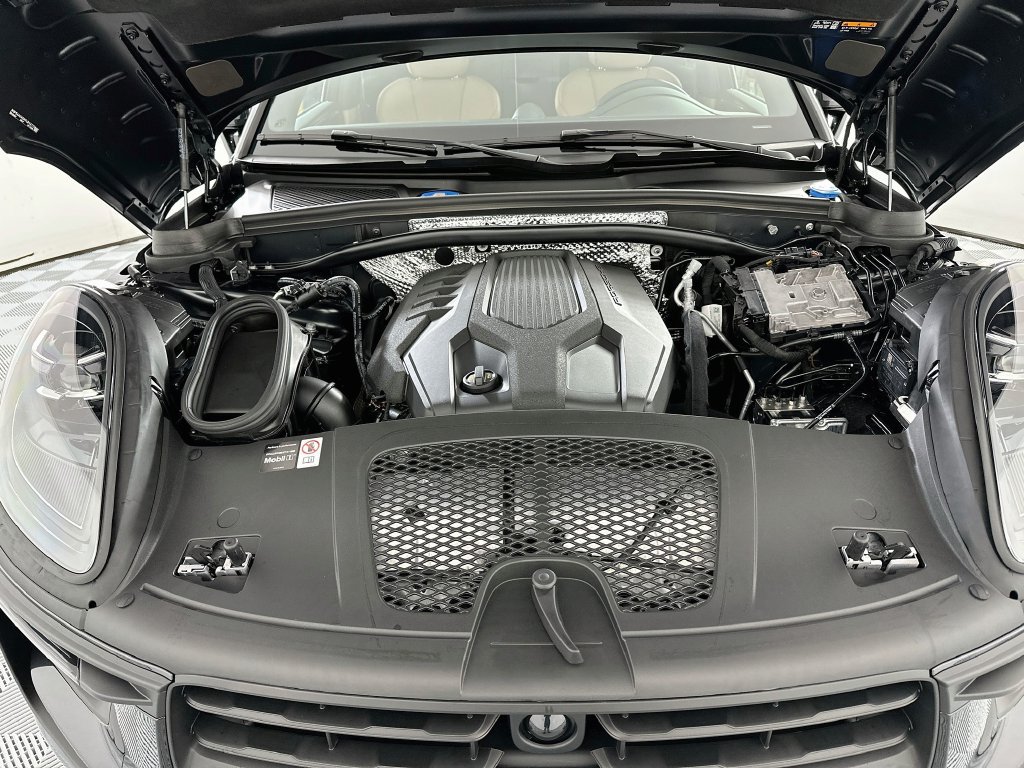 Certified 2026 Porsche Macan AWD/4WD image 32