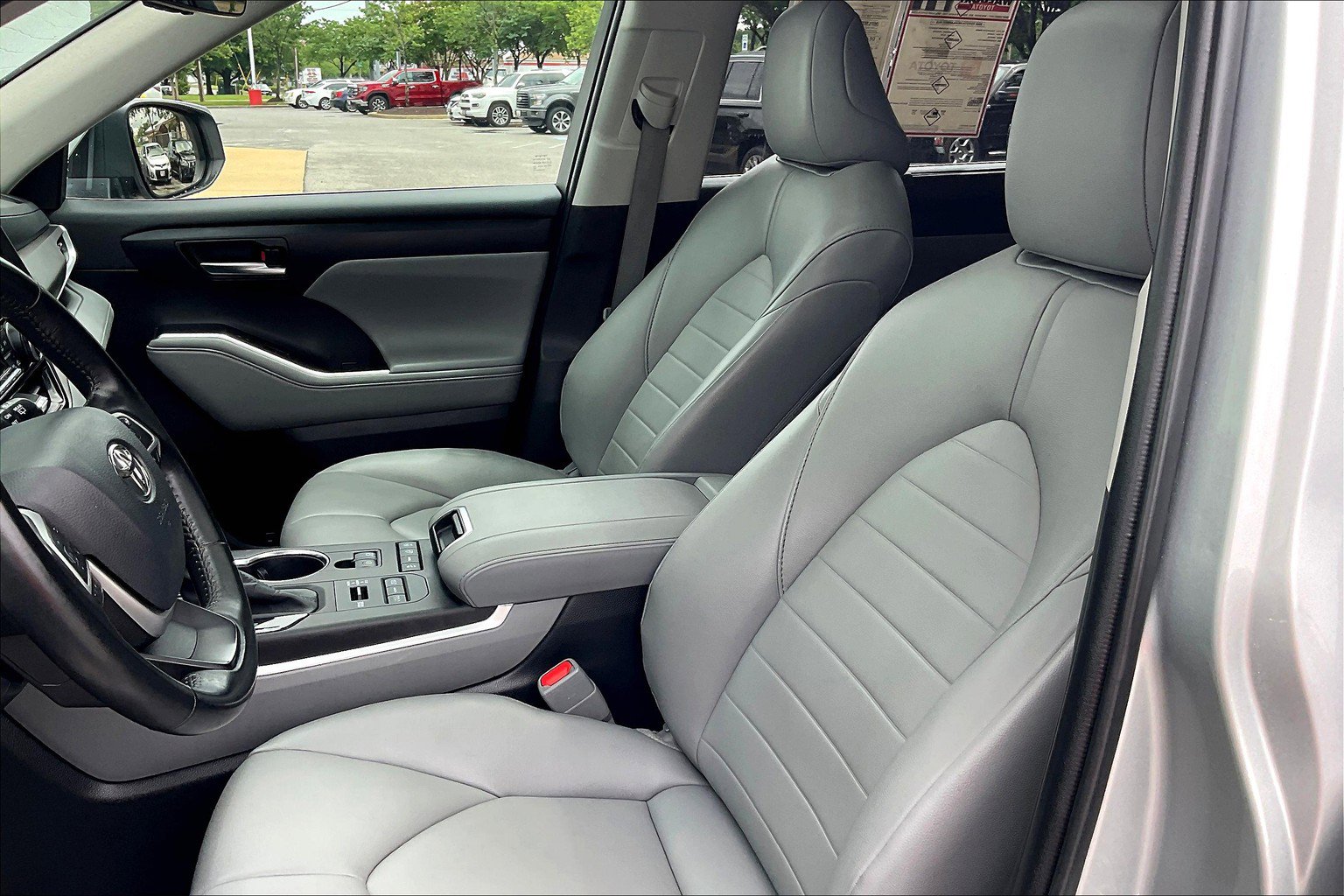 Used 2022 Toyota Highlander XLE AWD/4WD image 30