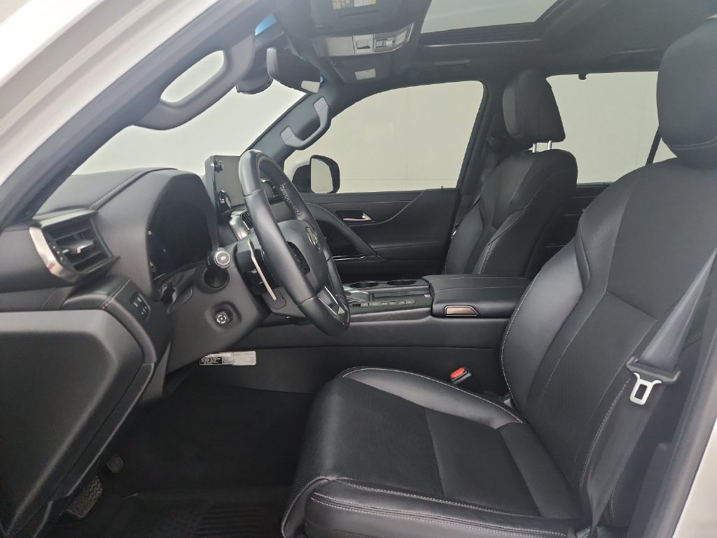 Used 2024 Lexus LX 600 4WD w/ Luxury Package image 19