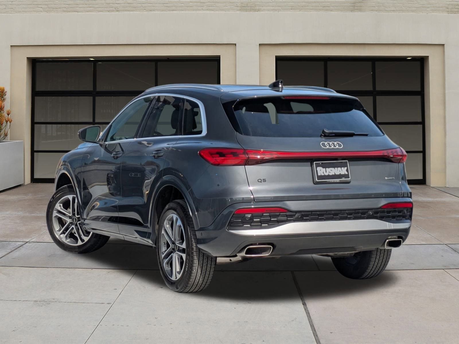 Used 2025 Audi Q5 Premium w/ Convenience Package image 2