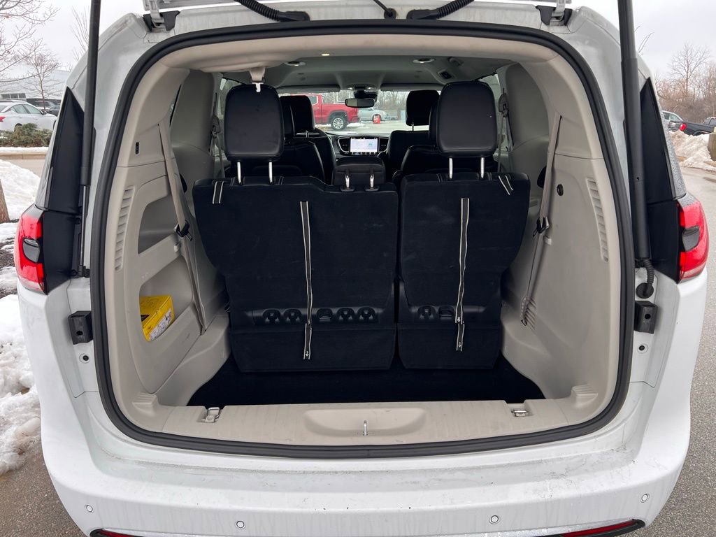 Used 2024 Chrysler Pacifica Touring-L image 8