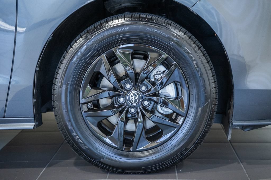 Used 2025 Toyota Sienna XLE FWD image 19