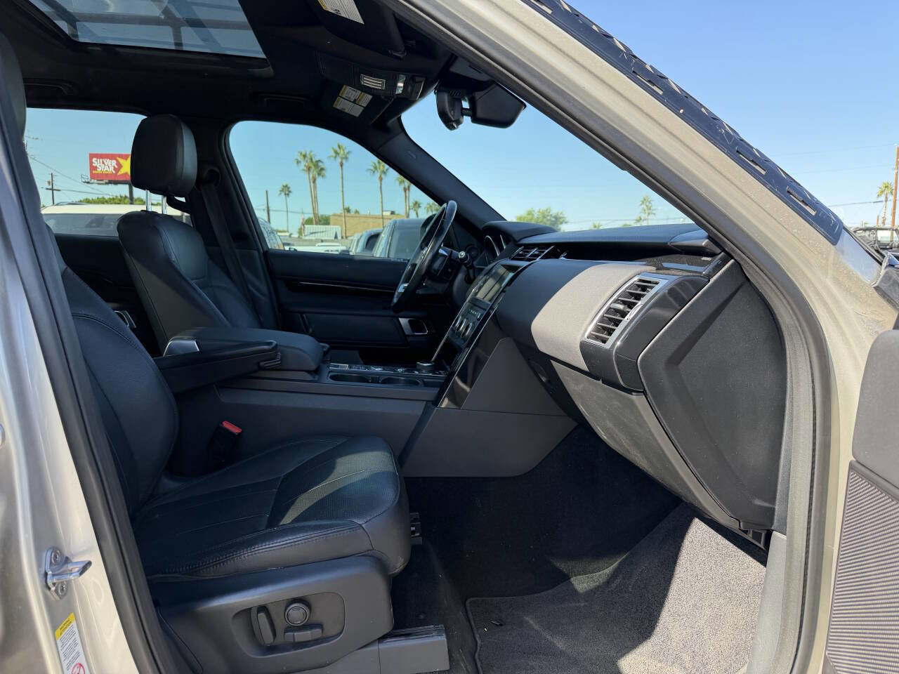 Used 2017 Land Rover Discovery SE image 30