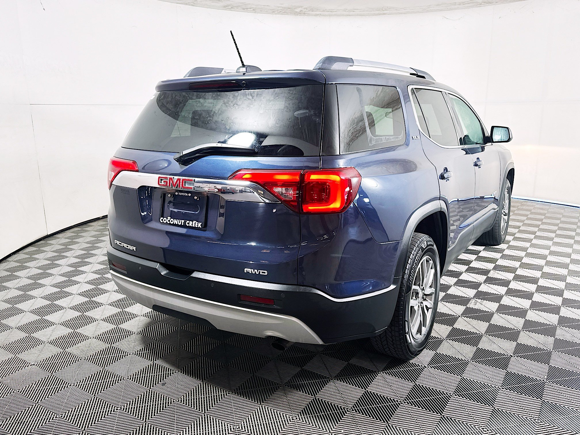 Used 2019 GMC Acadia SLE w/ Driver Alert Package I AWD/4WD image 3