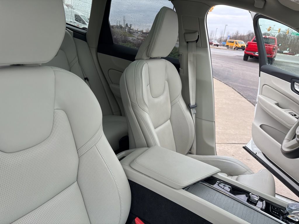 Certified 2024 Volvo XC60 T8 Ultimate w/ Protection Package Premier image 36
