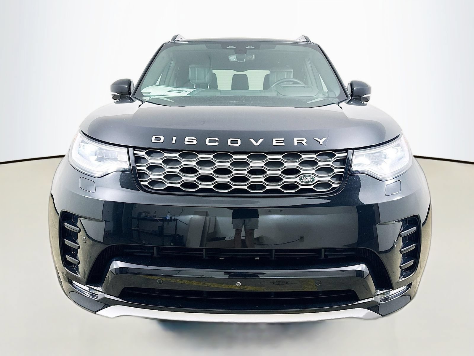 Used 2025 Land Rover Discovery Metropolitan Edition AWD/4WD image 2