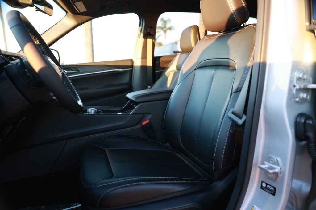 New 2025 Jeep Grand Cherokee Limited w/ Black Appearance Package image 13