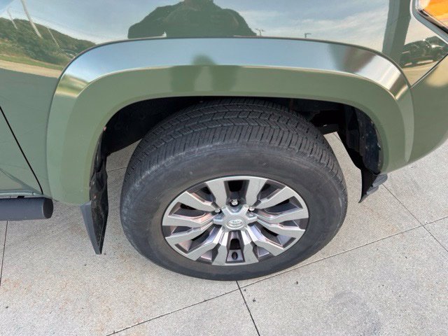 Used 2021 Toyota Tacoma Limited AWD/4WD image 11