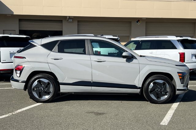 Certified 2025 Hyundai Kona Limited FWD image 3