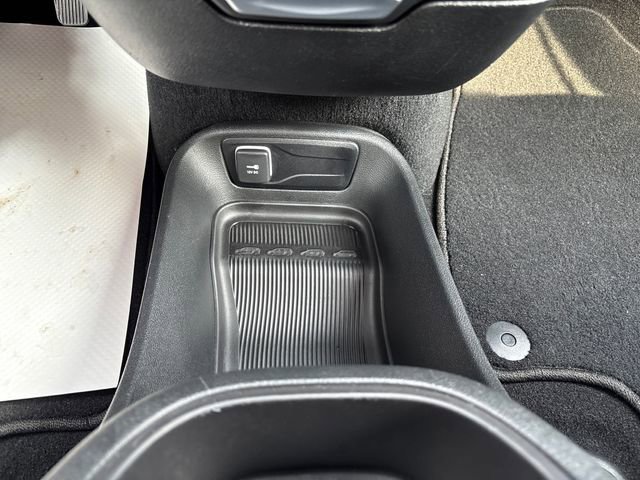 Used 2025 Chrysler Pacifica Select image 29