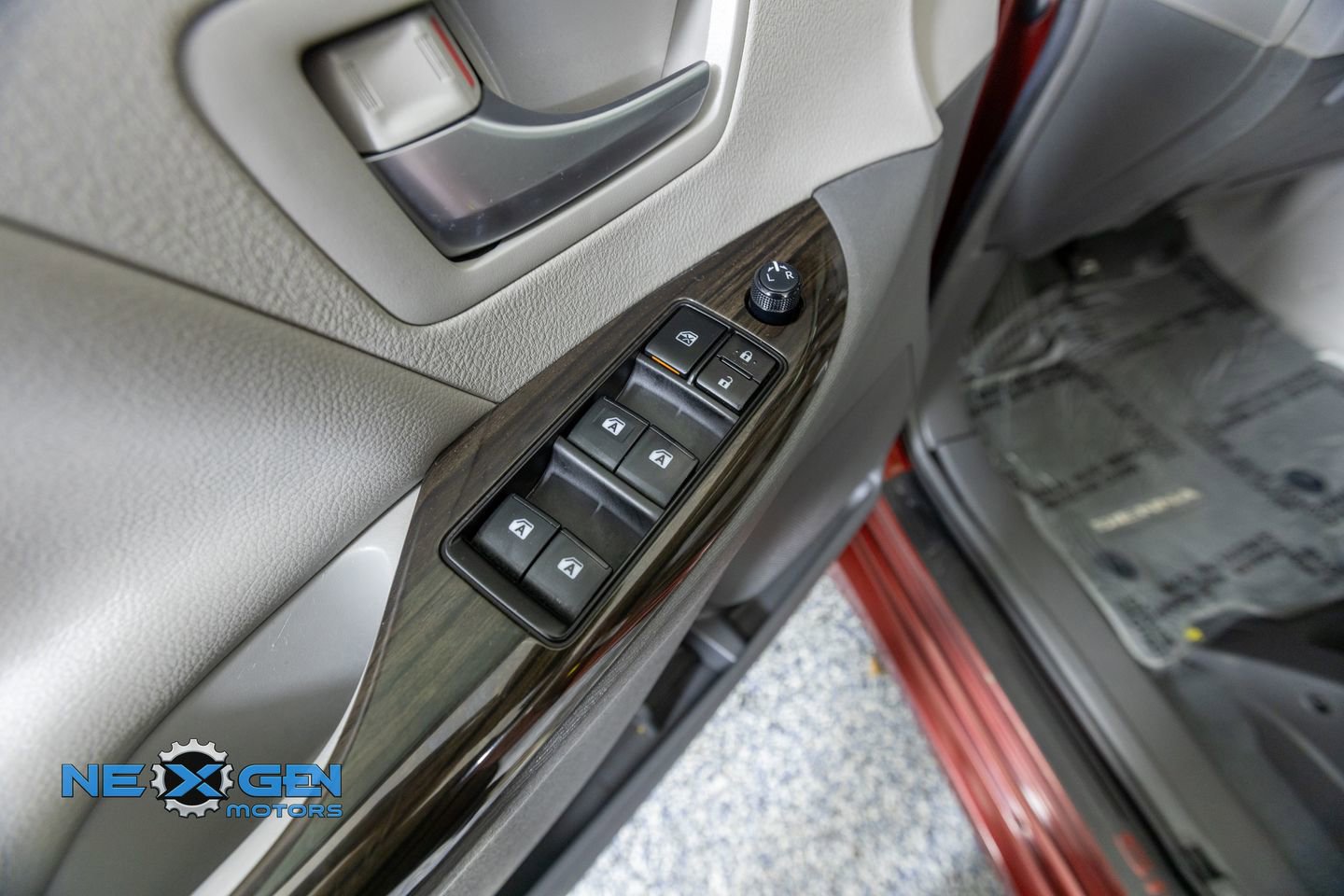 Used 2019 Toyota Sienna XLE w/ XLE Navigation Package image 12