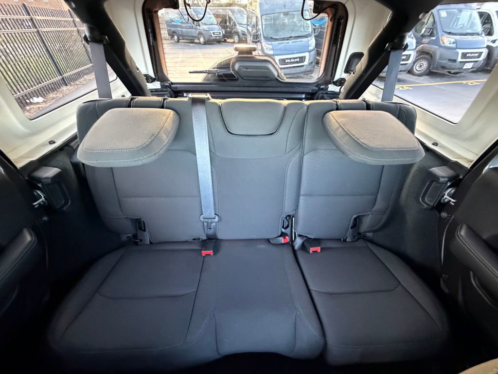Used 2022 Jeep Wrangler Unlimited Sahara image 15