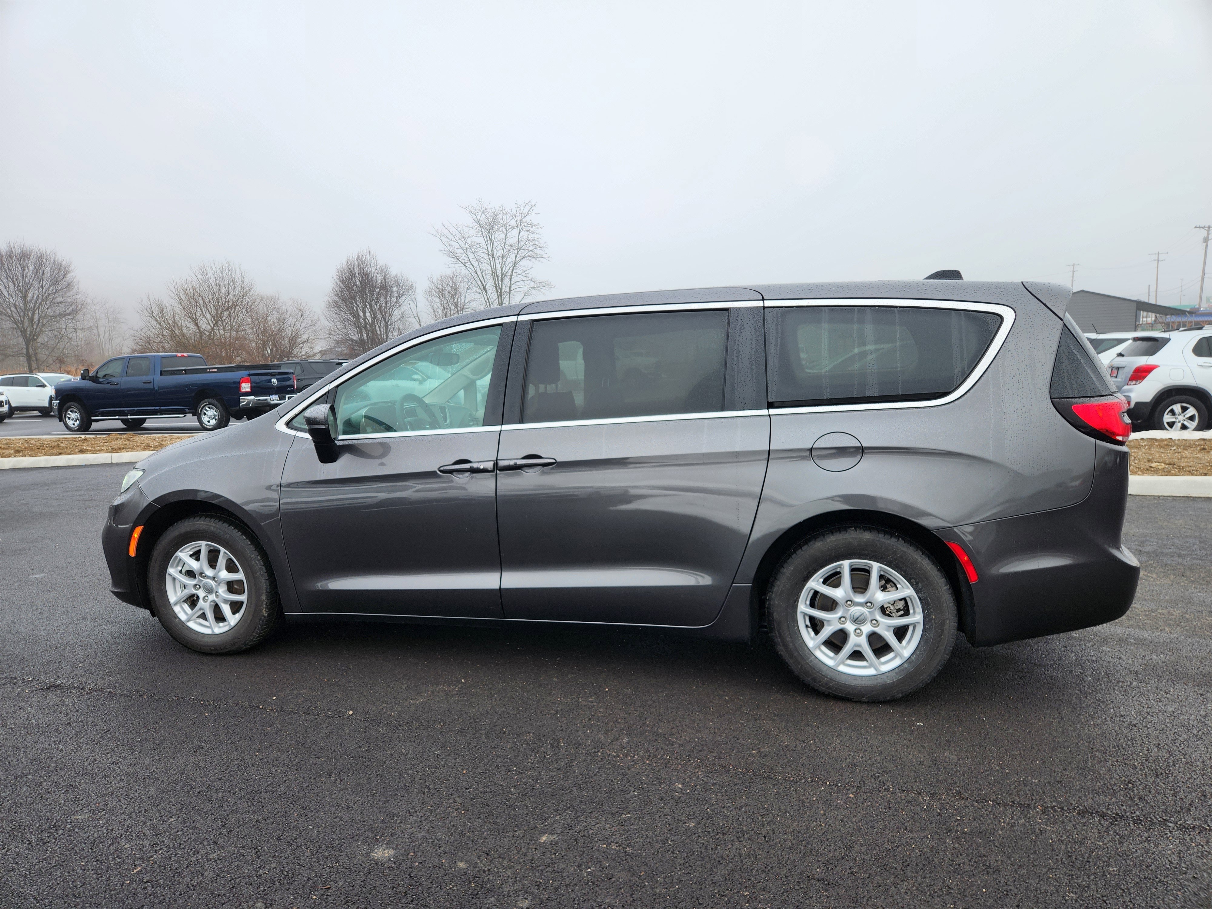 Used 2023 Chrysler Pacifica Touring-L image 17