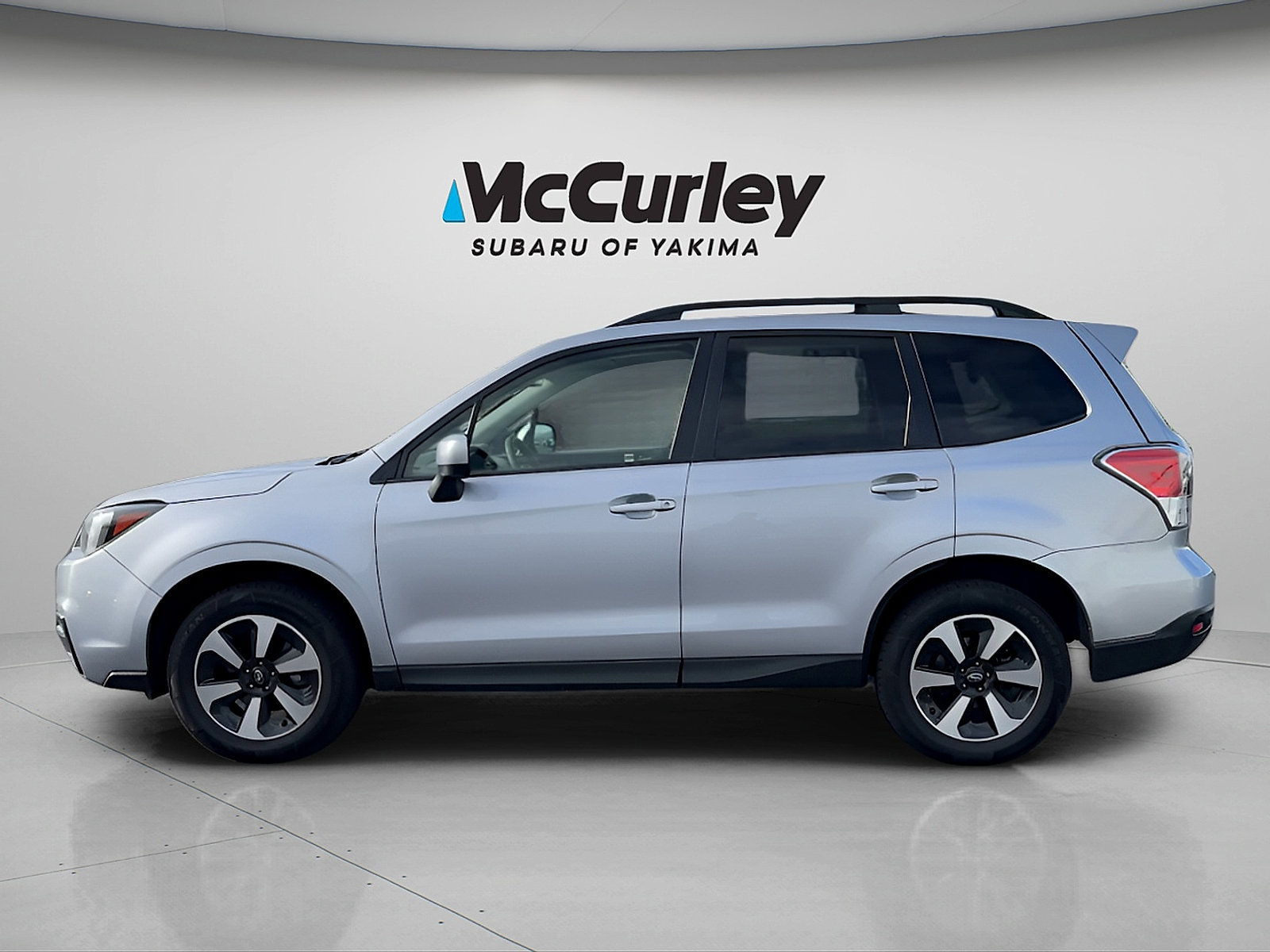 Used 2017 Subaru Forester 2.5i Premium w/ Popular Package #2A AWD/4WD image 3